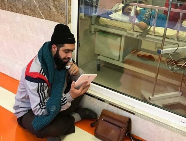 Reprodução/Twitter Professor visita aluno com câncer no hospital todos os dias para ensinar o conteúdo da escola.