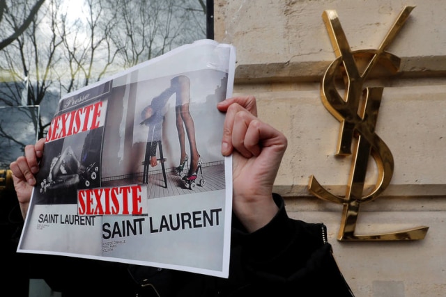REUTERS/Philippe Wojazer Ativistas protestaram em frente à loja da Saint Laurent em Paris. Campanha da grife foi acusada de ser sexista.