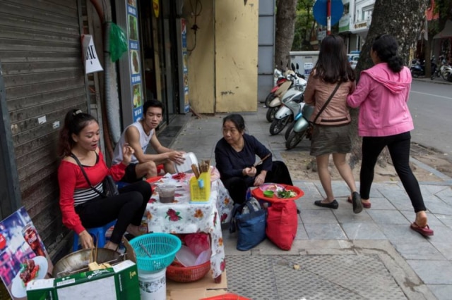 Nguyen Thu Hong vende bun dau mam tom (macarrão de arroz com tofu e pasta de camarão fermentado) nas calçadas de Hanói.