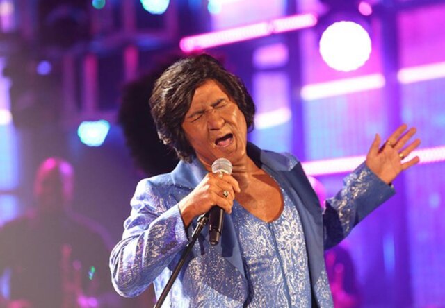 Carol Caminha / Gshow Nelson Freitas 'pintou' o rosto de preto para interpretar James Brown