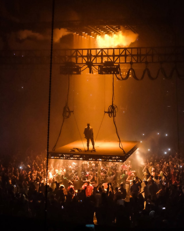 Kyle Gustafson for The Washington Post Kanye West no palco inclinado durante apresentação em Washington, em setembro de 2016.