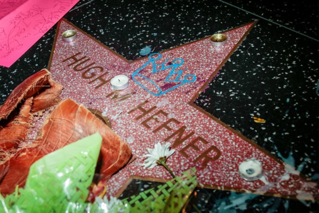 REUTERS/Kyle Grillot Flores e velas foram deixadas na estrela de Hefner na Calçada da Fama, em Los Angeles