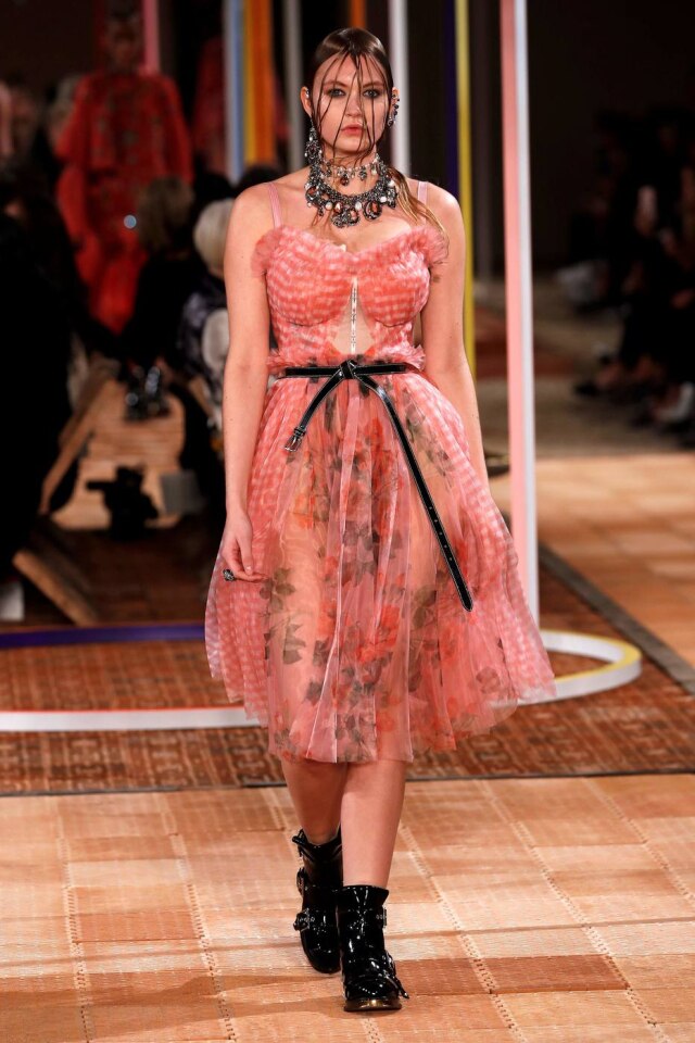 AFP PHOTO / FRANCOIS GUILLOT Modelo Eline Lykke desfila para a marca Alexander McQueen
