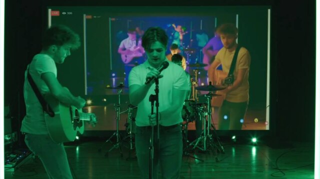 YouTube/UCS5PckXH8IatoeTtzzPU9eg Uma banda irlandesa incorporou o delay das transmissões ao vivo do Facebook em um de seus clipes