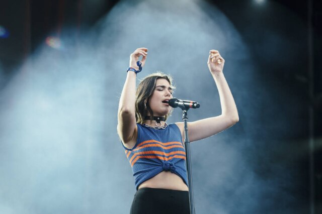 Nicole Fara Silver/The New York Times A chegada da cantora britânica Dua Lipa ao Brasil causou tumulto no seu desembarque em aeroporto de São Paulo