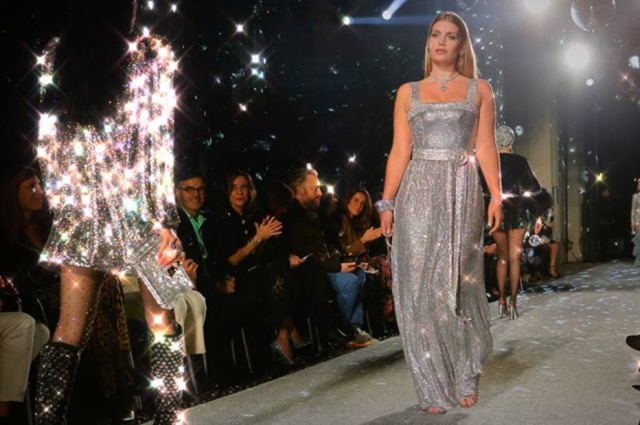 Instagram/ @dolcegabbana Kitty Spencer desfilou com um vestido cravejado de brilhantes na passarela da Dolce & Gabbana