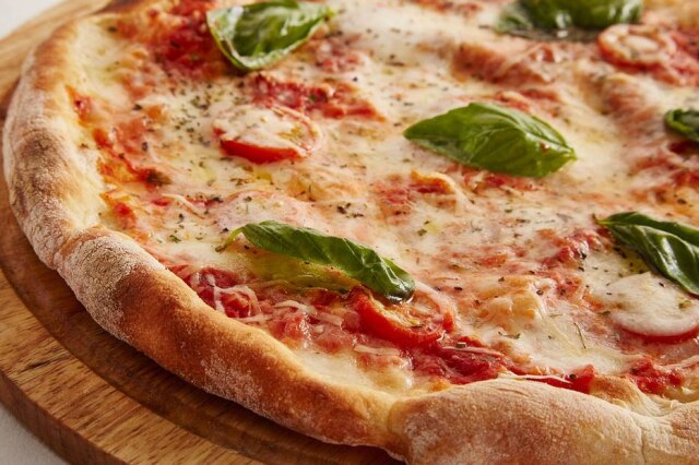 Pixabay / @petrovhey Garotinha gostou muito de comer seu primeiro pedaço de pizza