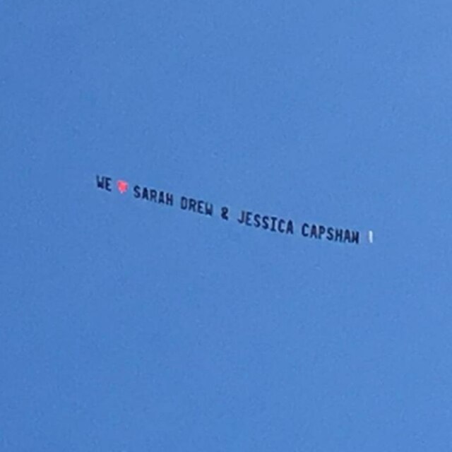 Instagram/@thesarahdrew Fãs de 'Grey's Anatomy' fizeram uma 'vaquinha' e alugaram um avião publicitário para homenagear duas atrizes que estão deixando a série