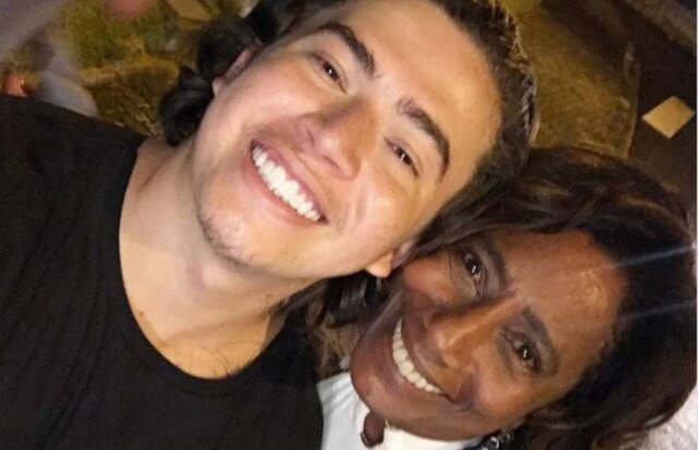 Instagram / @gloriamariareal Whindersson Nunes ao lado da apresentadora Gloria Maria.