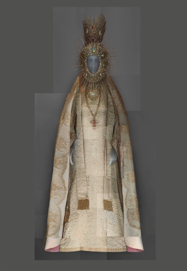 Imagem cortesia The Metropolitan Museum of Art/ Escaneamento digital Katerina Jebb Veste de uma estátua da Virgem de El Rocio feita por Yves Saint Laurent, em 1985