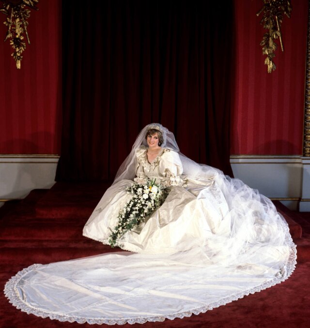 Palácio de Buckingham O vestido de noiva da princesa Diana, criado pelo casal de estilistas David e Elizabeth Emanuel, foi bordado com madrepérolas e lantejoulas no colo, nas manga e na cintura. O modelo foi feito de tafetá de seda, mesmo tecido do véu