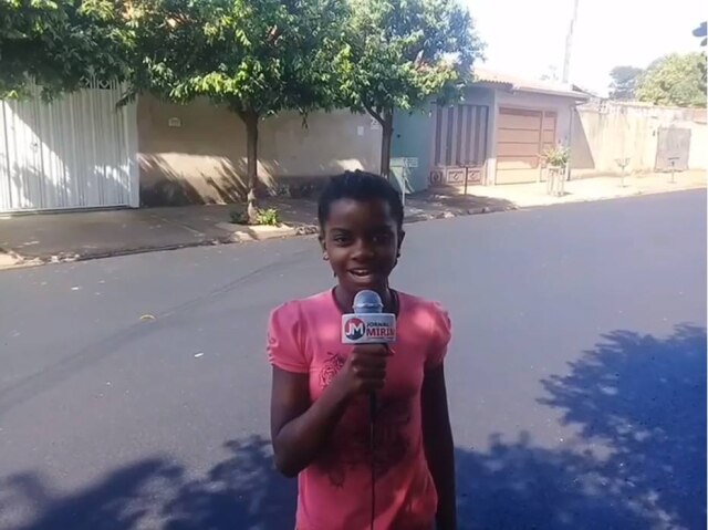 Reprodução YouTube/Mirella Archangelo Jornal Mirim Mirella Archangelo gravou uma edição do 'Jornal Mirim' para mostrar a rua asfaltada de seu bairro, em Ribeirão Preto.