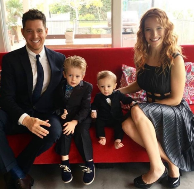 Instagram / @michaelbuble Michael Bublé e a esposa, a atriz argentina Luisana Lopilato, com os filhos Noah e Elias. Eles esperam o terceiro bebê.