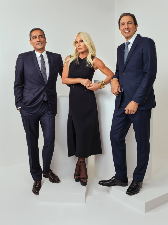 Rahi Rezvani/Michael Kors Holdings Ltd. via AP Da esquerda para a direita: Jonathan Akeroyd, CEO da Versace, Donatella Versace, e o CEO da Michael Kors, John D. Idol