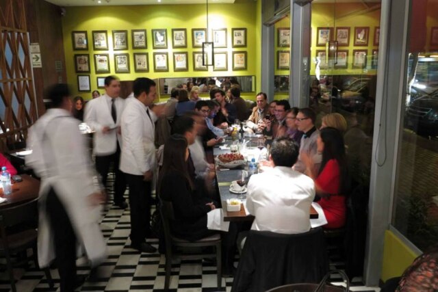 Tiago Queiroz|Estadão Clientes em restaurante rodeados por garçons, que agora têm curso de formação superior em São Paulo
