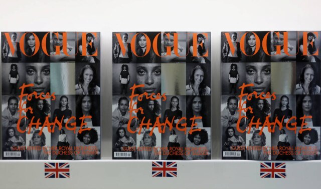 Simon Dawson/Reuters Exemplares da revista 'Vogue' britânica à venda em Londres.