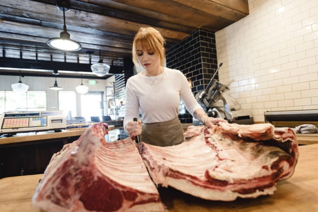 Kate Kavanaugh, dona de um açougue em Denver (EUA), se tornou açougueira para mudar a produção de carne nos Estados Unidos