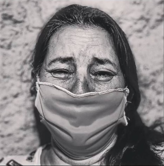 Daniel Ribeiro Mulher que vive em comunidade carente se comove ao receber alimento na pandemia de coronavírus