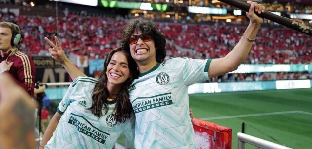 Instagram / @xolosphotos Bruna Marquezine e Xolo Maridueña em Atlanta, assistindo um jogo de futebol americano.