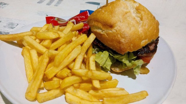 Hambúrguer, batata frita e alimentos gordurosos demoram mais para serem digeridos, produzindo, assim, maiores quantidades de calor. 