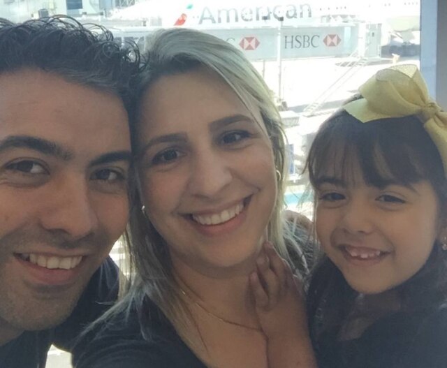 Arquivo Pessoal Vanessa com o marido, Ricardo Costa Rola, e a filha, Manuella, de 3 anos