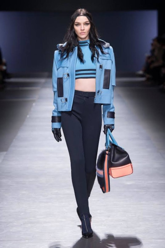 Divulgação Modelo na passarela da Versace
