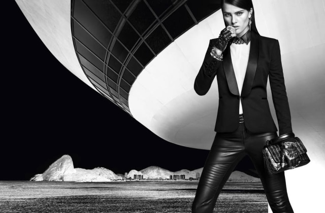Divulgação A campanha da coleção de Karl Lagerfeld para a Riachuelo foi fotografada na sede da marca, em São Paulo, com fundo de projeção que imita o MAC de Niterói