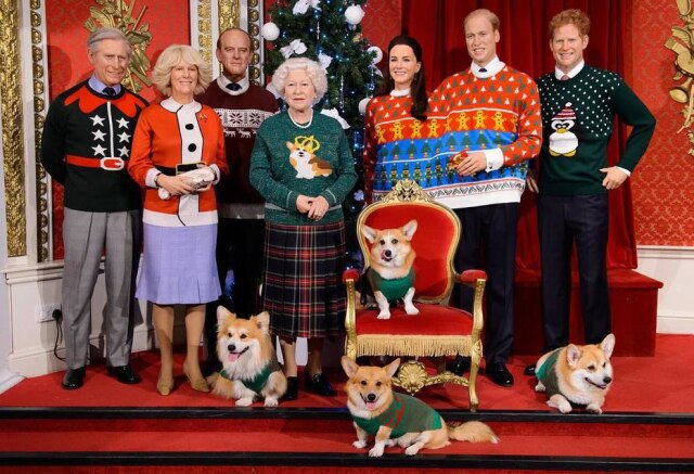 Reprodução/Instagram Até os cães da rainha Elizabeth II ganharam roupinhas