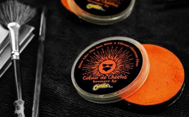 Divulgação A Cheetos lançou um bronzeador da cor do salgadinho