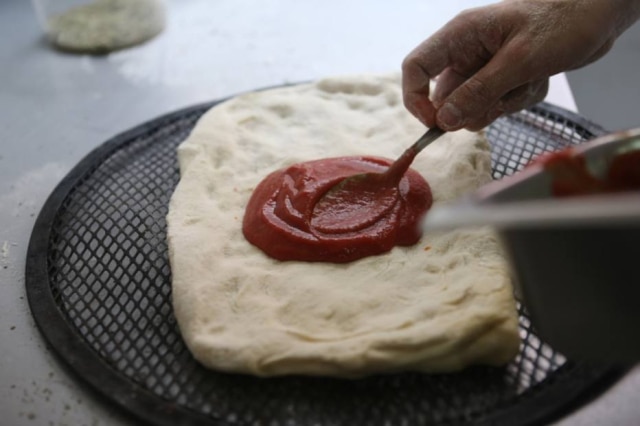 Nilton Fukuda|Estadão Preparação de focaccia no Da Mooca, de Fellipe Zanuto