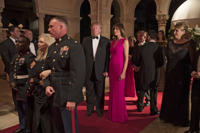 Stephen Crowley/The New York Times O presidente dos Estados Unidos e a primeira-dama Melania Trump, de look Christian Dior gown, em baile na Mar-a-Lago.