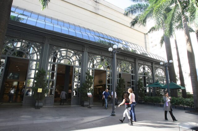 Marcio Fernandes/ESTADÃO Pai acusa que segurança do Shopping Pátio Higienópolis confundiu seu filho com um mendigo por ser negro.