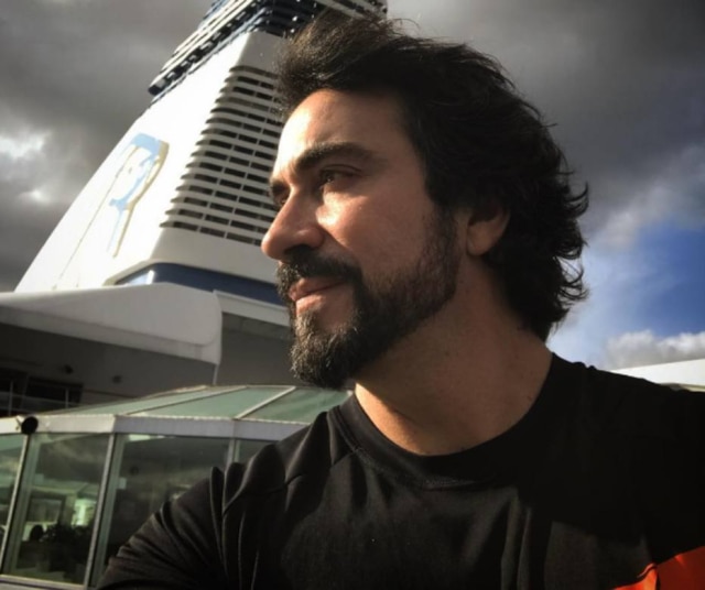 Instagram/@pefabiodemelo Em peregrinação pelos países nórdicos, o padre Fábio de Melo postou vídeo cantando 'Evidências' em um restaurante na Suécia.