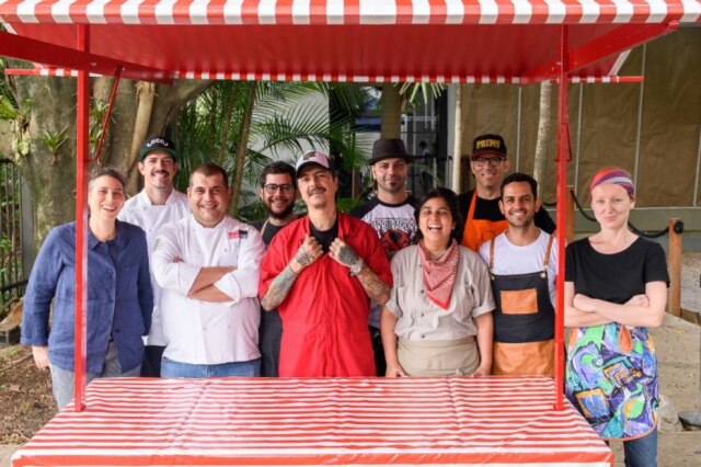 O curador do projeto Checho Gonzalez rodeado dos chefs que vão vender suas comidinhas durante o verão no jardim do MIS