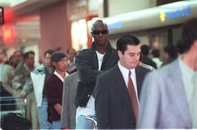 Maurilo Clareto / Estadão Lafond descaracterizado de Vera Verão, em fila no Aeroporto de Congonhas. Foto de 21 de maio de 1998.