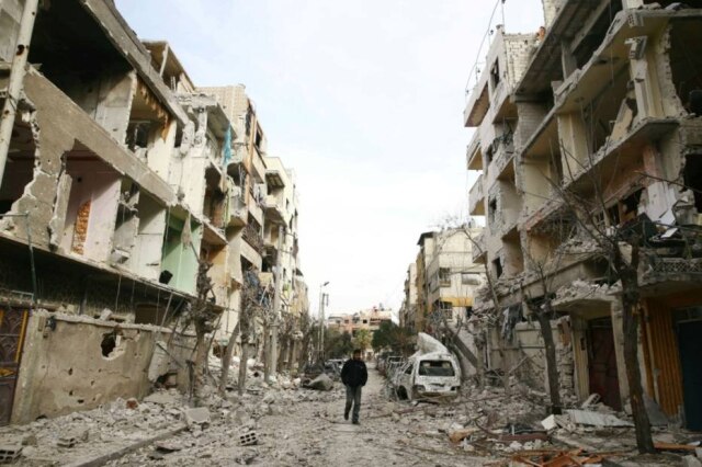 Bassam Khabieh/Reuters Homem em meio a escombros em Ghouta Oriental, na Síria, onde cerca de 500 civis morreram em uma semana, 25/02/2018.