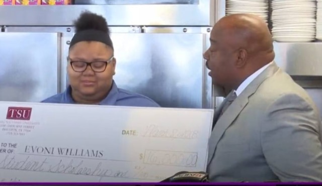 Reprodução/Khou TV Evoni Williams ganhou uma bolsa de US$ 16 mil após uma boa ação que ela diz que não foi nada de especial.