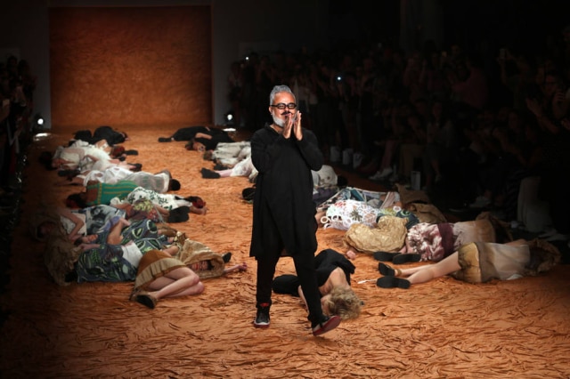 JF Diorio/Estadão Ronaldo Fraga foi aplaudido de pé ao fim do desfile