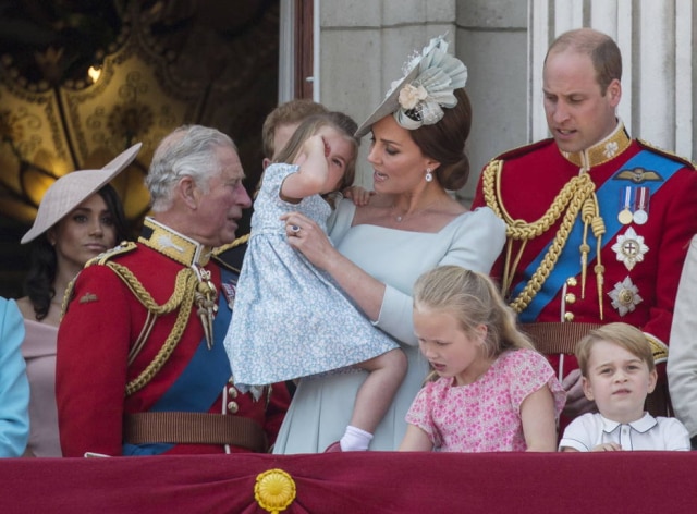 EFE/EPA/STRINGER A Princesa Charlotte se assustou após quase cair na varanda do Palácio de Buckingham. Aos prantos, recebeu o conforto da mãe.