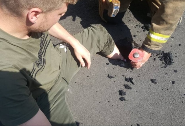 Twitter/@Tyne_Wear_FRS Homem teve seu pé preso em buraco causado pelo derretimento do asfalto.