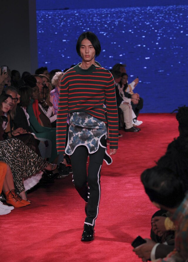 Diane Bondareff/AP Photo Um dos looks masculinos do desfile, que trouxe peças que evocavam roupas de surfe e mergulho com o lado avesso estampado