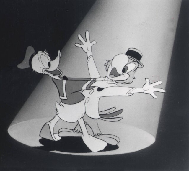 Arquivo / Estadão Zé Carioca dança com seu amigo, Pato Donald