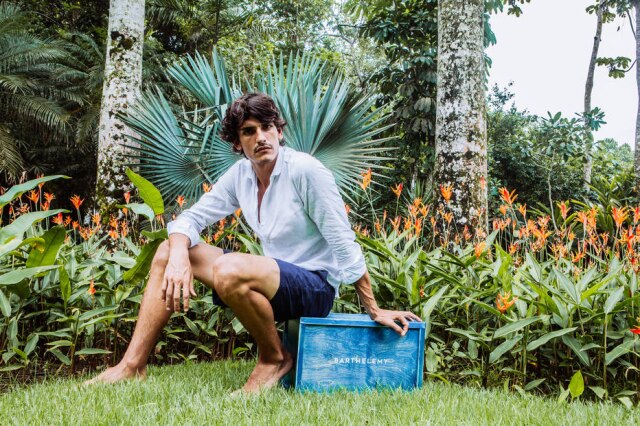 Felipe Chaves/Divulgação Além dos shorts de banho, a marca comercializa bermudas de linho e sarja, camisas de linho e camisetas