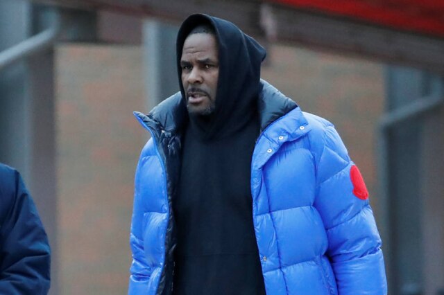 REUTERS/Kamil Krzaczynski Cantor R. Kelly deixa a prisão em Chicago.