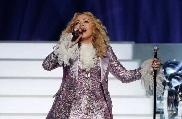 Mario Anzuoni/Reuters Madonna se apresenta no 'Nothing Compares 2 U', durante tributo ao cantor Prince, em 2016.