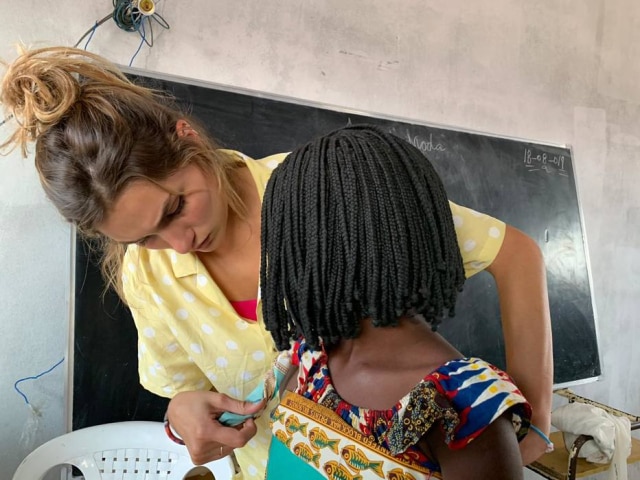 Aldeia Nissi Sasha orientou meninas na produção de vestidos com tecidos africanos.