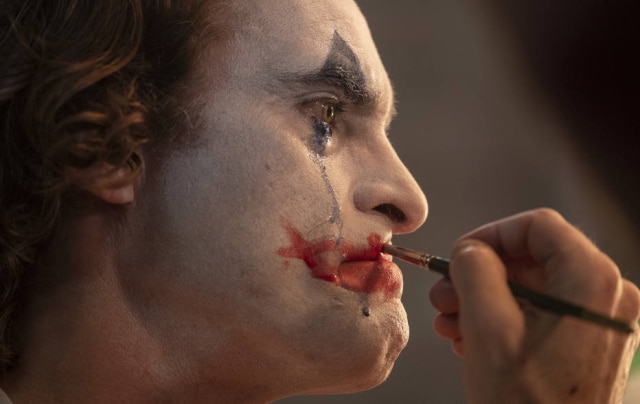 Niko Tavernise/Warner Bros. Pictures Joaquin Phoenix em cena de 'Coringa', de Todd Phillips