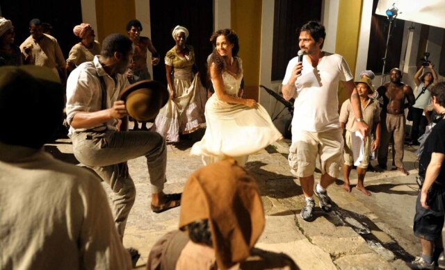 Camila Pitanga e Lázaro Ramos em gravação de capítulo da novela das 6 'Lado a Lado', em 2012.