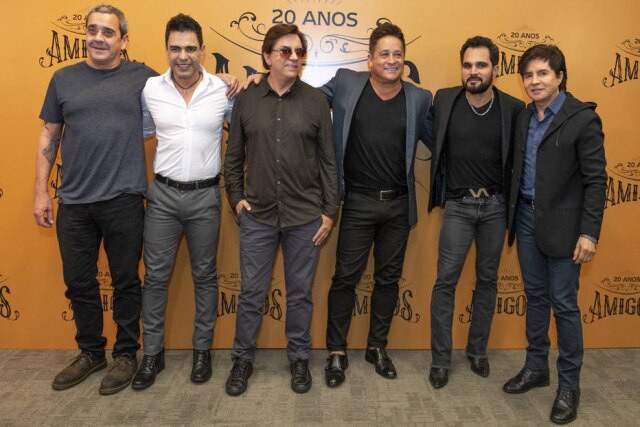 Fábio Rocha / Globo / Divulgação LP Simonetti, Zezé Di Camargo, Chitãozinho, Leonardo, Luciano e Xororó em coletiva de imprensa do especial 'Amigos - A História Continua', na Globo.