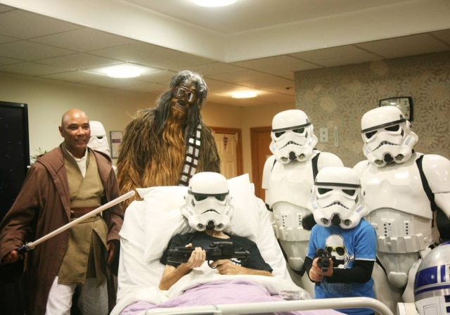 Twitter / @RowansHospice A instituição em que o paciente está internado também realizou uma festa com a temática de Star Wars